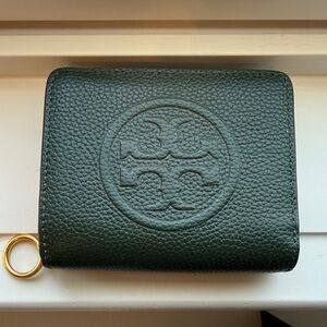 Tory Burch Embossed Pebbled Leather Compact Wallet in Forest Green